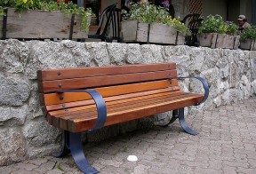 Jak wybrać ławkę do parku?